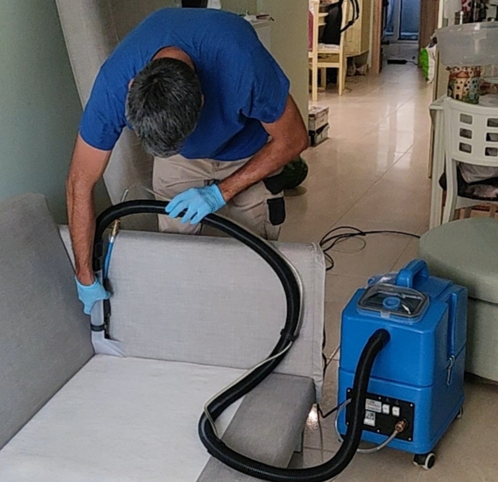 Βιολογικός καθαρισμός σε καναπέ με την επαγγελματική μηχανή Sabrina της Santoemma